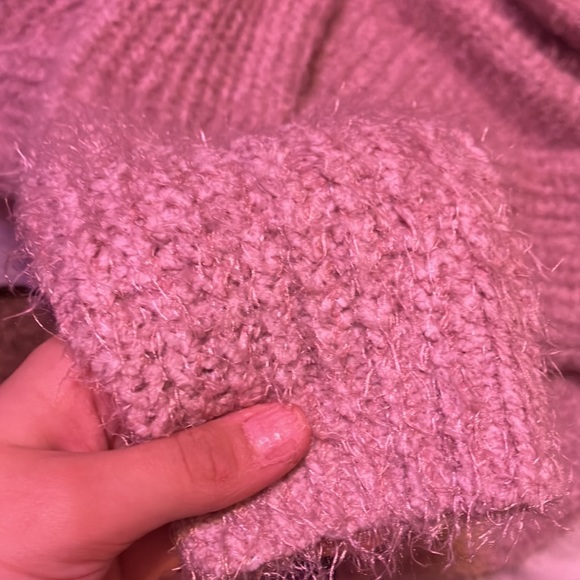Hippe rose, fuzzy turtleneck sweatshirt brand new never worn - Picture 3 of 4